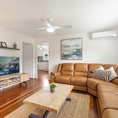 Convent Cottage - Pet Friendly Home In The Centre Of Town Yamba Exterior photo